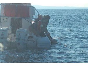 Ege'de kaçakların bulunduğu lastik bot battı: 2 ölü