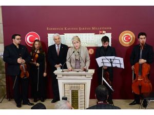TBMM'de orkestralı basın toplantısı