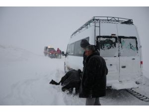 Yolda mahsur kalan 50 kişi kurtarıldı