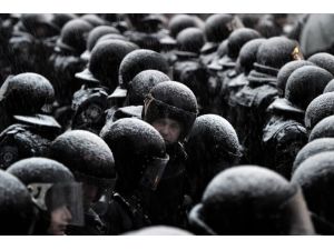 Ukrayna'da polis parti ofisini bastı