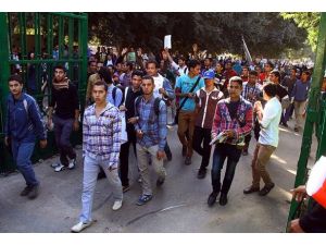 Mısır'da öğrenciler polisin sert müdahalesini protesto etti