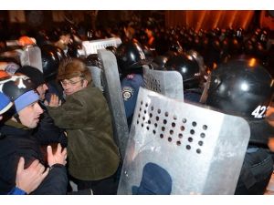 Ukrayna'da polis göstericilere müdahale etti