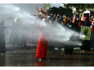 Darbe karşıtı öğrencilere polis müdahalesi