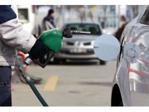 Benzinin litre fiyatında 7 kuruş indirim