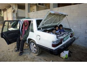 Gazzeli ailenin otomobildeki yaşam mücadelesi