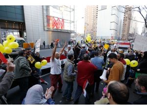 CNN önünde "vuvuzela" ile "darbe" protestosu