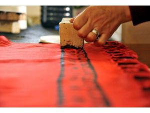 Asırlık kalıplarla Tokat yazması üretiyor