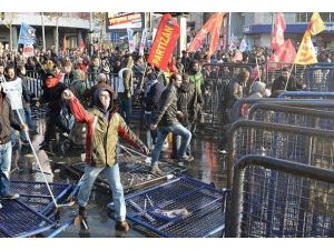 İzinsiz gösteriye polis müdahalesi