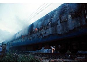 Hindistan'da yolcu treninde yangın: 23 ölü