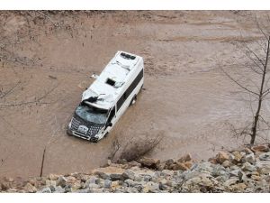 İşçileri taşıyan minibüs su kanalına devrildi