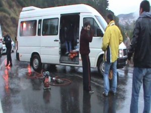 Tiyatrocuları Taşıyan Minibüs Kaza Yaptı: 1'i Ağır 8 Yaralı