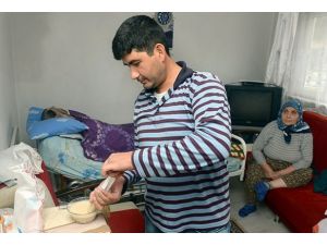 Ağabeyini 8 yıldır şırıngayla besliyor