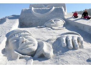 Sarıkamış şehitlerinin kardan heykelleri yapıldı