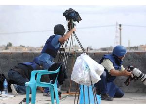 Suriye'deki savaş gazetecileri de vurdu