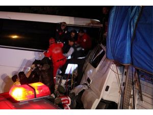 Yolcu otobüsü tıra çarptı: 13 yaralı