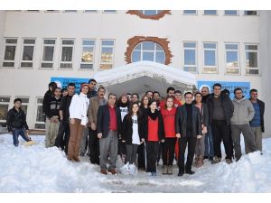 Üniversiteli öğrenciler köy okulunu onardı