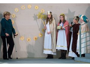 Merkel koltuk değnekleriyle mesaiye başladı