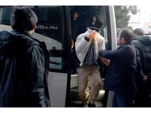 İzmir'de 24 kişi sağlık kontrolünden geçirildi