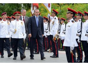 Başbakan Erdoğan Singapur'da askeri törenle karşılandı