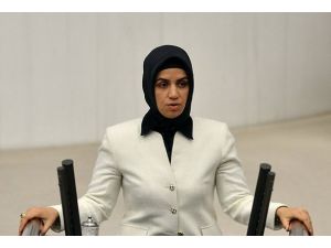 İlk kez başörtülü milletvekili Komisyon Başkanı oldu