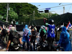 Tayland'da hükümet karşıtı göstericilere ateş açıldı