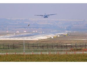 Suriye'ye giden uçak Esenboğa'ya indirildi
