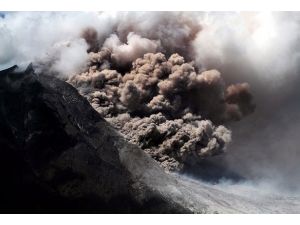 Sinabung Yanardağı'nda patlamalar arttı