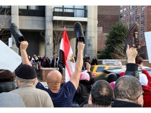 Mısırlılardan referanduma "ayakkabılı" protesto