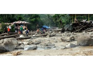 Filipinler'i sel vurdu