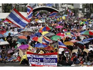 Tayland'da göstericiler yolları trafiğe kapattı