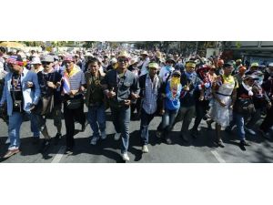 Tayland'da göstericiler bakanlık binalarına yürüyor