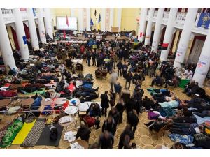 Belediye binası hala göstericilerin denetiminde