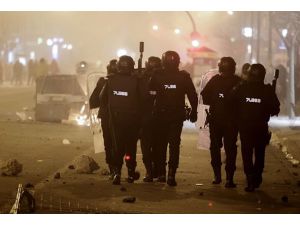 Bulvar istemeyen İspanyollar polisle çatıştı