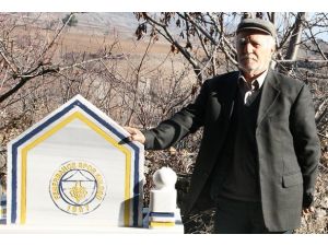 Beşiktaşlı baba oğullarının mezarını Fenerbahçe amblemiyle süsledi