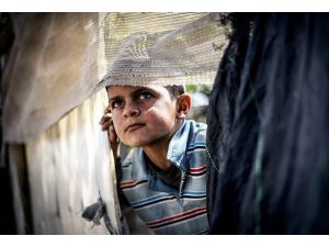 Yermuk'ta anneler çocuklarını çimen suyuyla besliyor