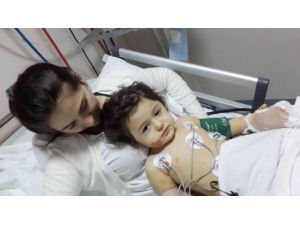 Üçüncü kattan düşen çocuk ile annesinin durumu iyi