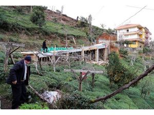 Evine ulaşmak için 68 metrelik köprü yaptı