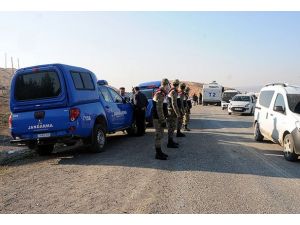 Adana'da 3 tırda jandarma araması