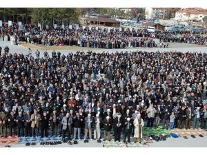 Kütahya'da 5 bin kişi yağmur ve kar duasına çıktı