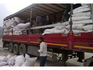 Suriye'ye 8 tır yardım malzemesi