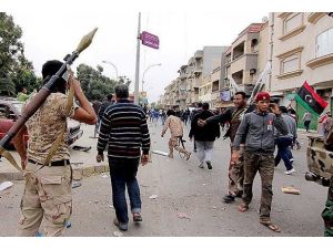 Libya'da Kaddafi yanlıları askeri üssü ele geçirdi