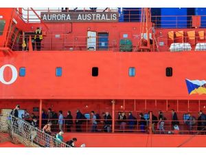 Antarktika'dan kurtarılanlar karaya ayak bastı