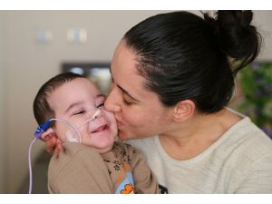Mucize bebeği anne sevgisi yaşatıyor