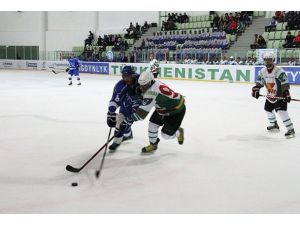 Türkmenler buz hokeyini çok sevdi