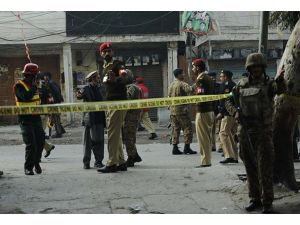 Pakistan'da bombalı saldırı: 6 ölü
