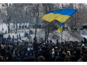 Ukrayna’da göstericiler Bölge Valiliklerine yürüyor