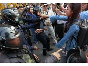Kamboçya'da hükümet karşıtları ile polis arasında çatışma