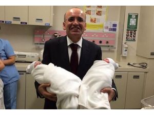 Şimşek ikiz babası oldu