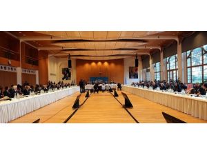 Aynı masada birbirlerinin yüzüne bakmıyorlar