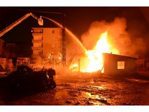 Akaryakıt hırsızlarının kamyoneti yandı